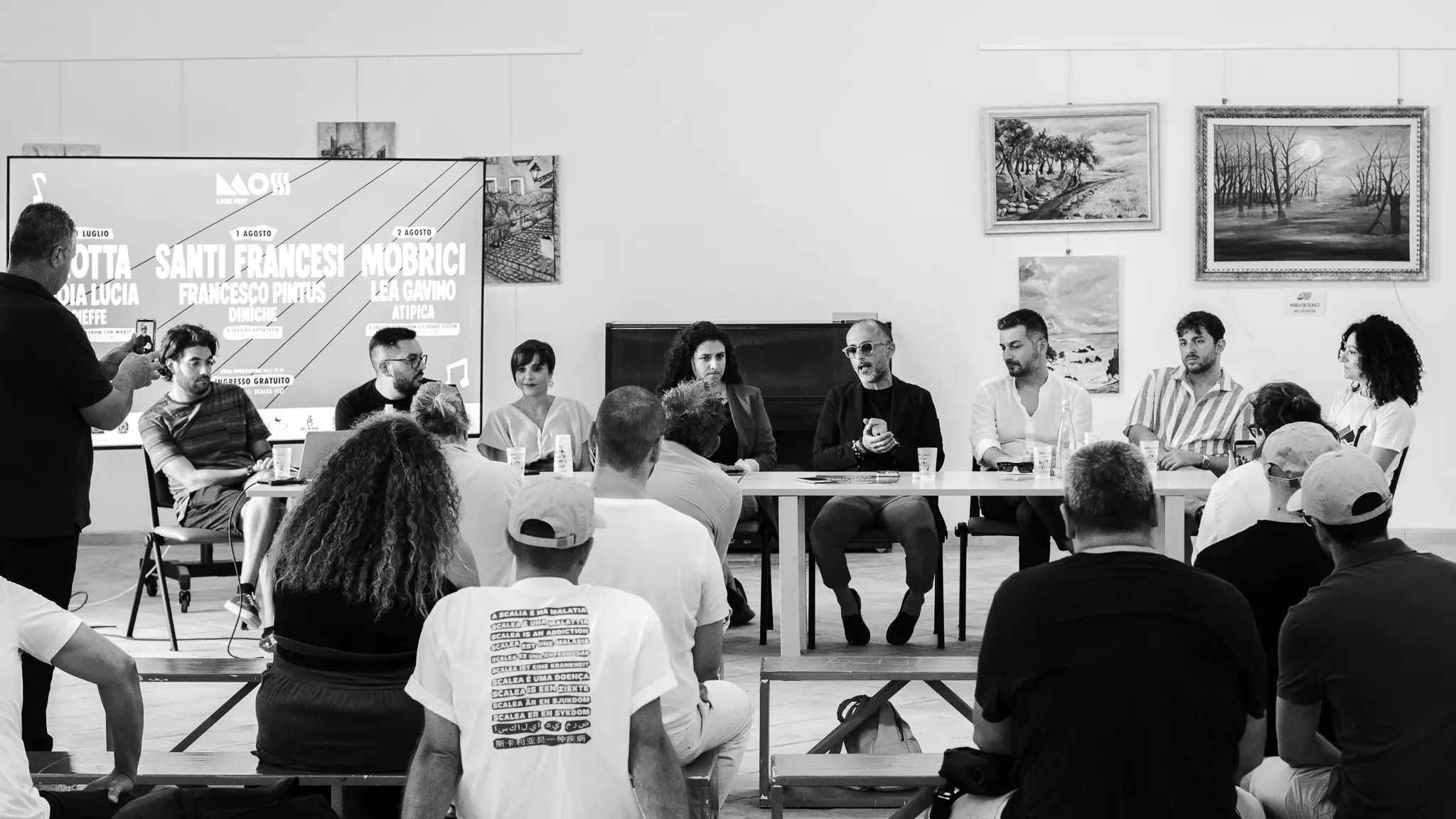 <p>Un momento della conferenza</p>\\n