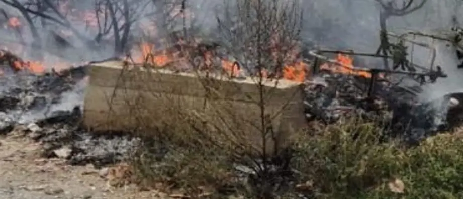 Reggio Calabria, brucia rifiuti in un terreno non suo: denunciato 91enne\n