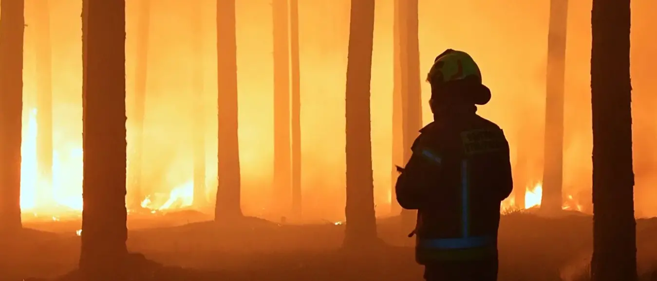 Gli incendi devastano la Grecia: morti tre vigili del fuoco. Due di loro intrappolati nel loro veicolo in fiamme\n