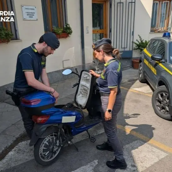Sequestrati migliaia di motorini elettrici venduti come e-bike: blitz anche in Calabria\n