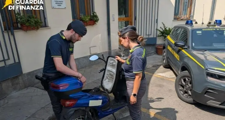 Sequestrati migliaia di motorini elettrici venduti come e-bike: blitz anche in Calabria\n