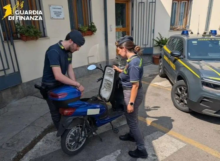 Sequestrati migliaia di motorini elettrici venduti come e-bike: blitz anche in Calabria\n