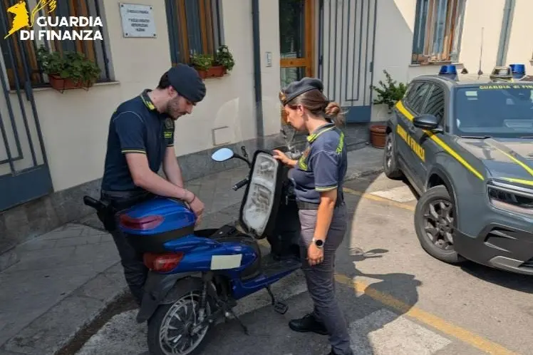 <p>False e-bike dalla Cina, la Procura di Palmi smaschera il sistema: sequestrati migliaia di scooter illegali (e pericolosi)</p>