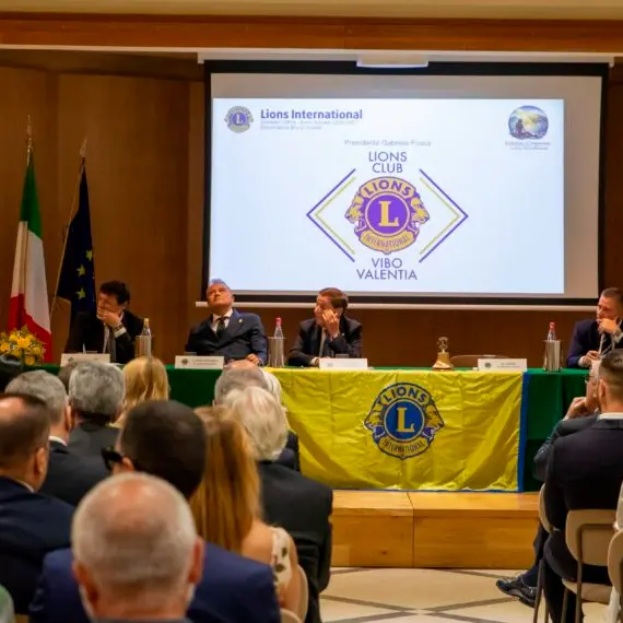 Lions Club Vibo Valentia, passaggio della campana: Gabriele Fusca succede a Domenico Caporale nel segno del \"We Serve\"\n