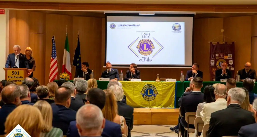 Lions Club Vibo Valentia, passaggio della campana: Gabriele Fusca succede a Domenico Caporale nel segno del \"We Serve\"\n