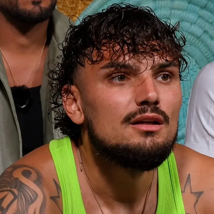 L’effetto Temptation Island travolge Giovanni: folla, bodyguard e fan in delirio per il venditore di brioche\n