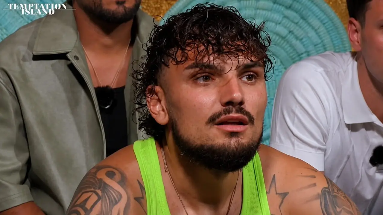 L’effetto Temptation Island travolge Giovanni: folla, bodyguard e fan in delirio per il venditore di brioche\n