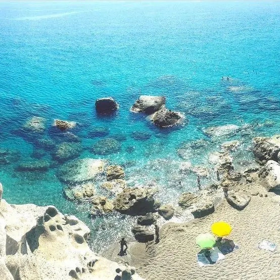 La scogliera di Africo, il volto più selvaggio dello Ionio tra rocce scolpite e mare cristallino\n