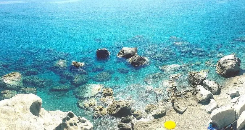 La scogliera di Africo, il volto più selvaggio dello Ionio tra rocce scolpite e mare cristallino\n