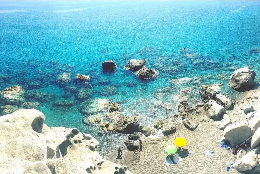 La scogliera di Africo, il volto più selvaggio dello Ionio tra rocce scolpite e mare cristallino\n