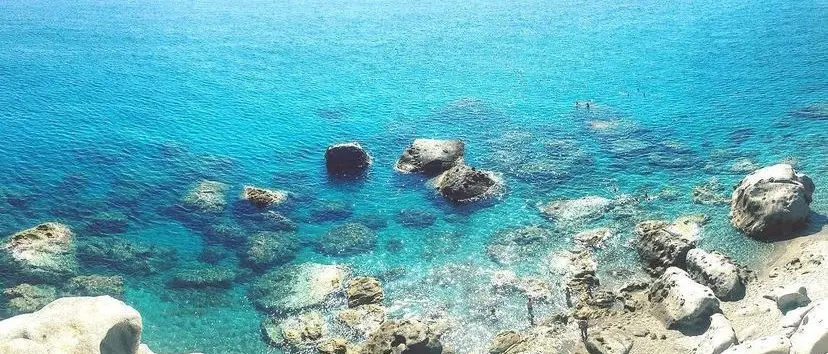 La scogliera di Africo, il volto più selvaggio dello Ionio tra rocce scolpite e mare cristallino\n