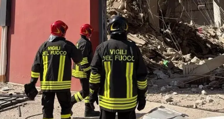 Messina, cede un edificio di due piani a Pistunina: cinque feriti e soccorsi ancora al lavoro\n\n\n
