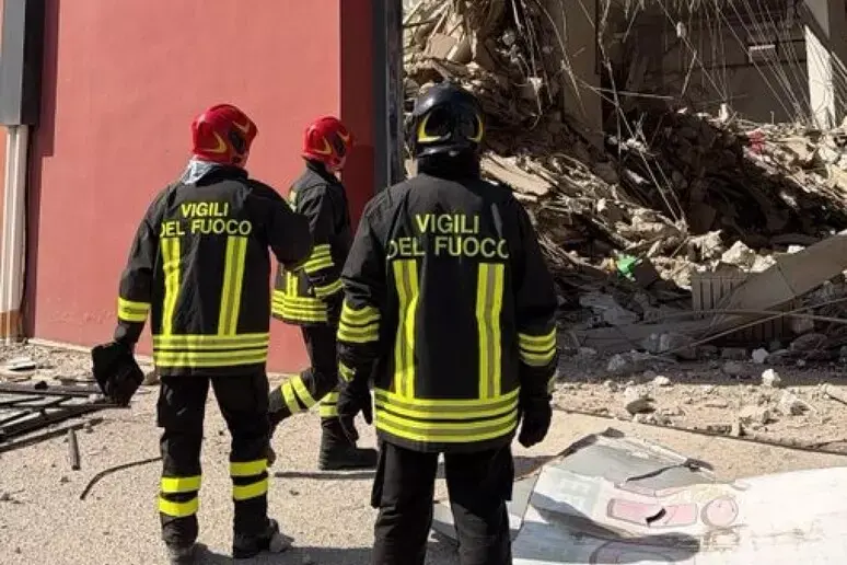 Messina, cede un edificio di due piani a Pistunina: cinque feriti e soccorsi ancora al lavoro\n\n\n