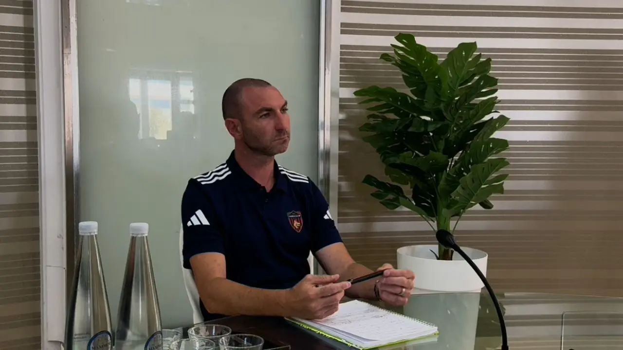 Lucioni presenta il nuovo Cosenza: «Chi non vuole restare è libero di andare via»\n