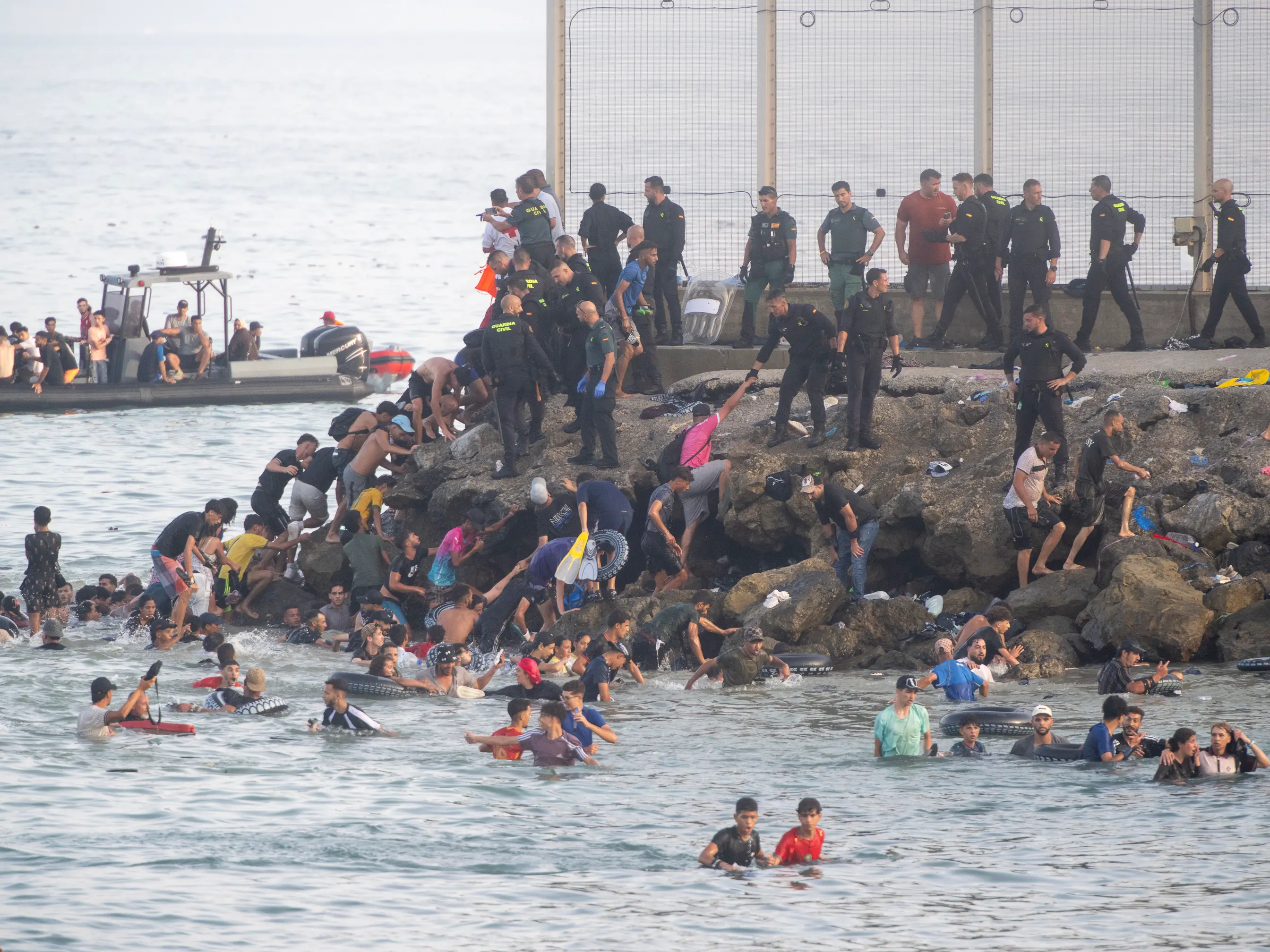 Migliaia di migranti a nuoto a Ceuta, Meloni: «Valutiamo la sospensione dello spazio Schengen»