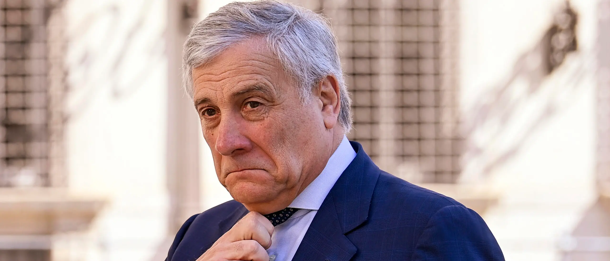 Tajani e il manuale della moglie perfetta: «Seria, monachella e che ti mantiene la famiglia»\n