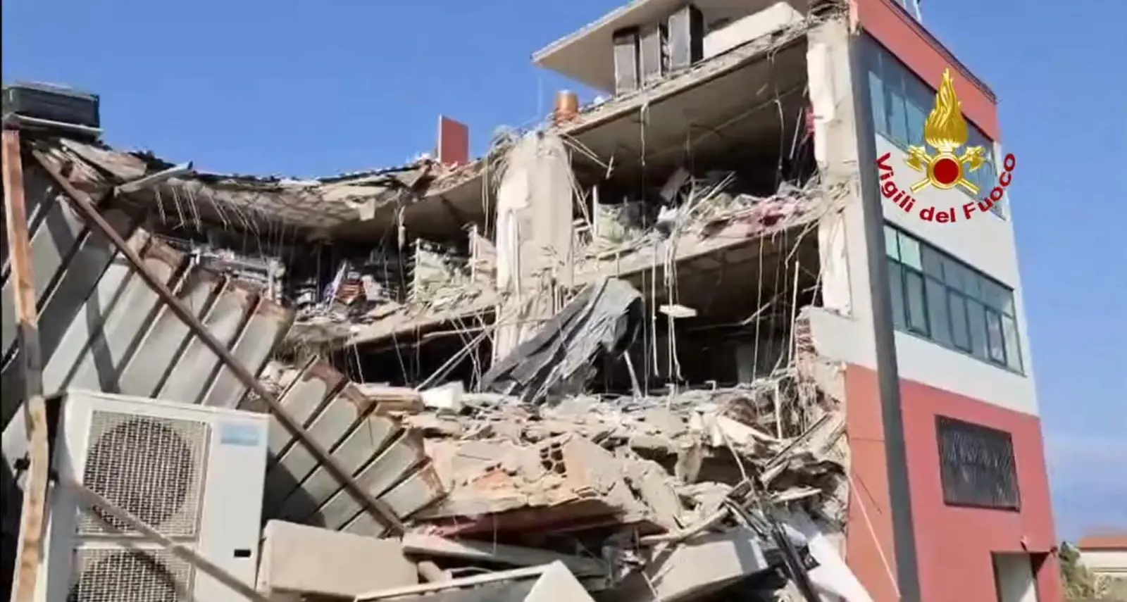 <p>Crollo a Messina: individuato un corpo senza vita sotto le macerie, continuano le ricerche degli altri 5 dispersi</p>
