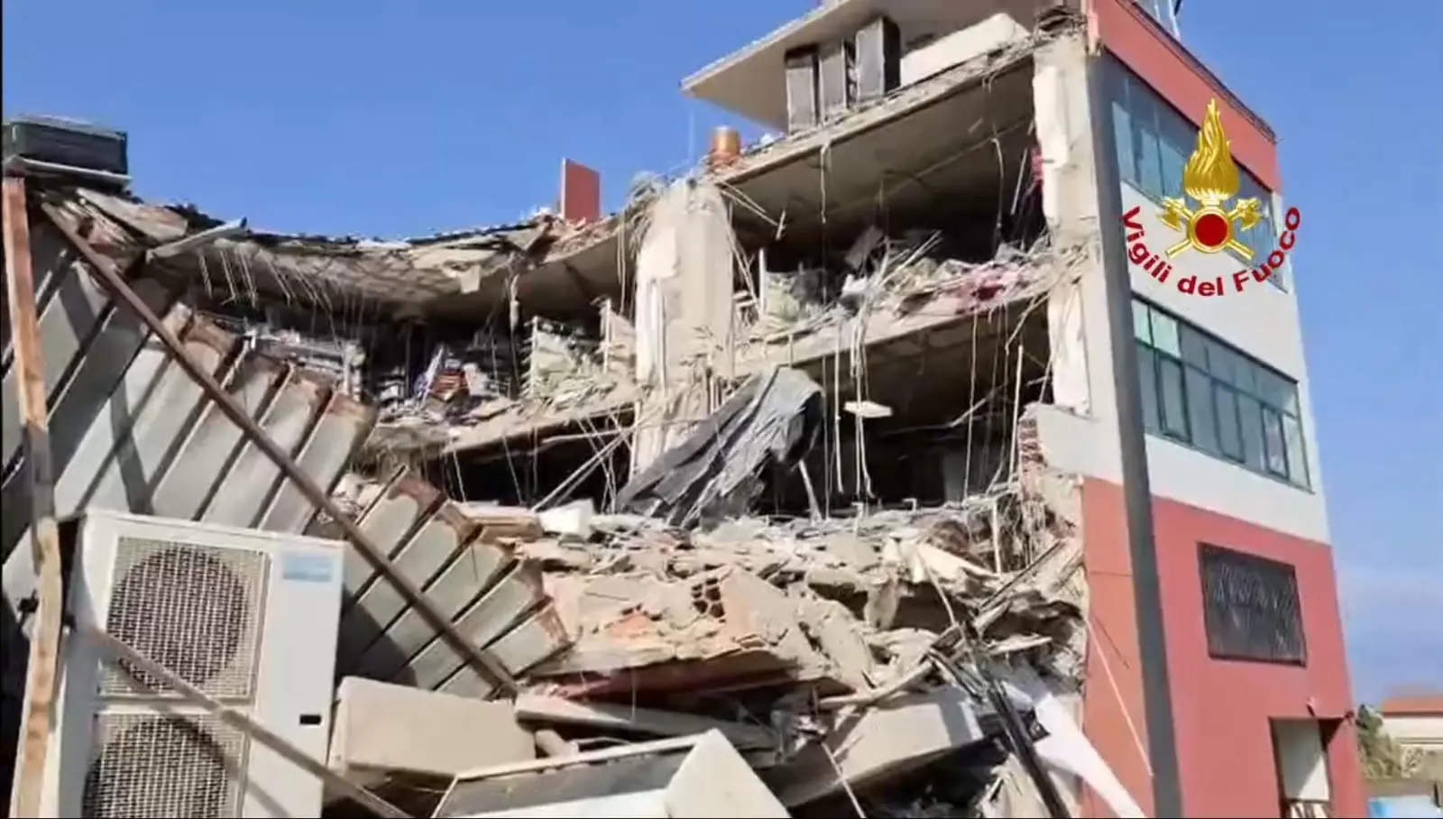 Crollo a Messina: individuato un corpo senza vita sotto le macerie, continuano le ricerche degli altri 5 dispersi\n