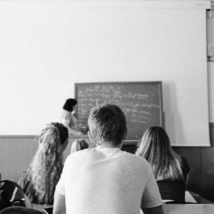 Saranno assunti oltre 46mila docenti:\u00A0in Calabria sono 1234 le cattedre vacanti, ecco come funziona\n
