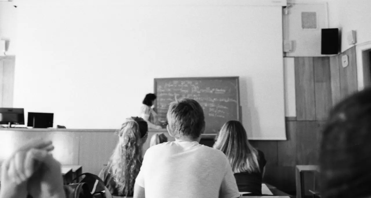 Saranno assunti oltre 46mila docenti:\u00A0in Calabria sono 1234 le cattedre vacanti, ecco come funziona\n