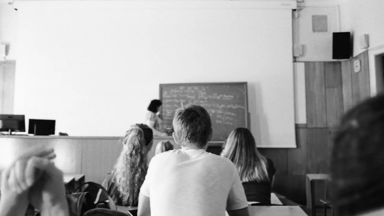 Saranno assunti oltre 46mila docenti:\u00A0in Calabria sono 1234 le cattedre vacanti, ecco come funziona\n