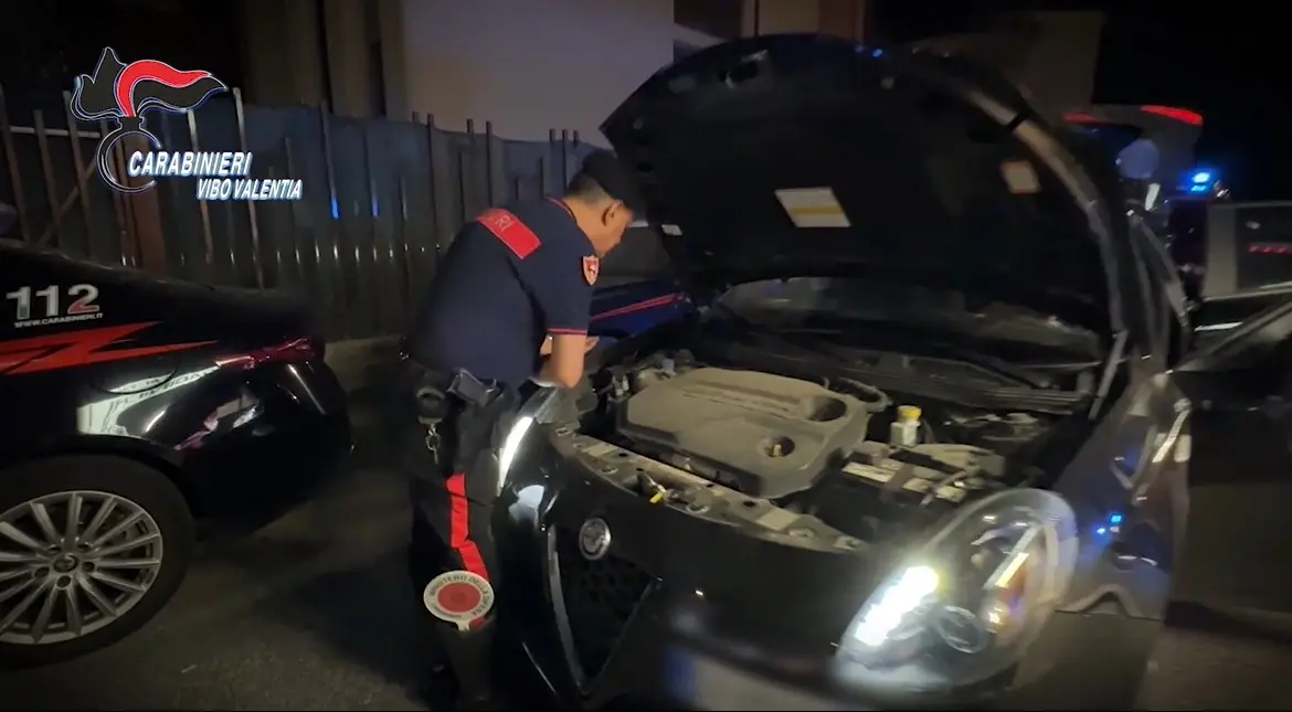 Pizzo, sequestrato materiale ritenuto compatibile con i furti d'auto