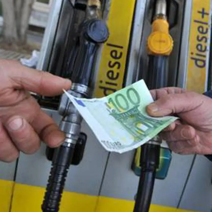 Gasolio oltre 2,10 euro in Calabria: è tra le regioni più care d'Italia, famiglie e imprese sotto pressione\n