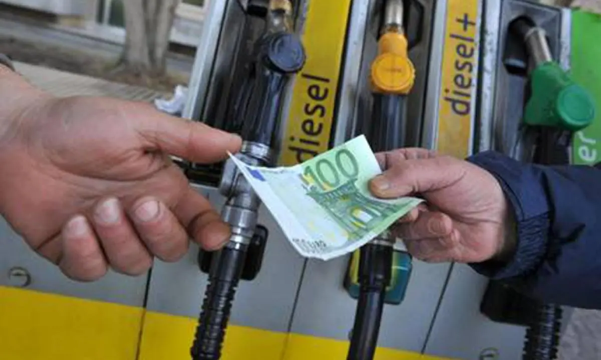 Gasolio oltre 2,10 euro in Calabria: è tra le regioni più care d'Italia, famiglie e imprese sotto pressione\n
