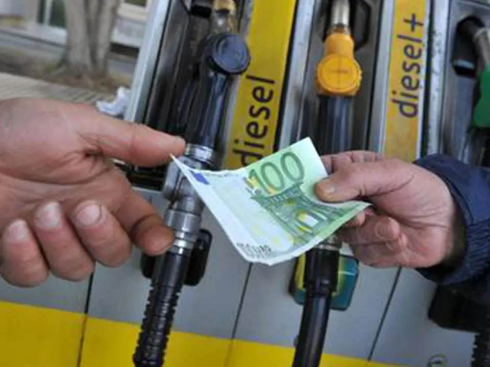 Gasolio oltre 2,10 euro in Calabria: è tra le regioni più care d'Italia, famiglie e imprese sotto pressione