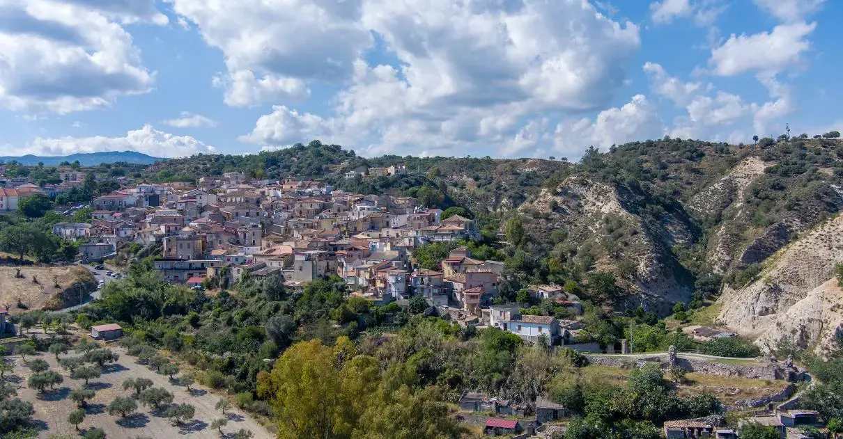 Riace, crisi politica per Lucano: bilancio comunale nel mirino\n
