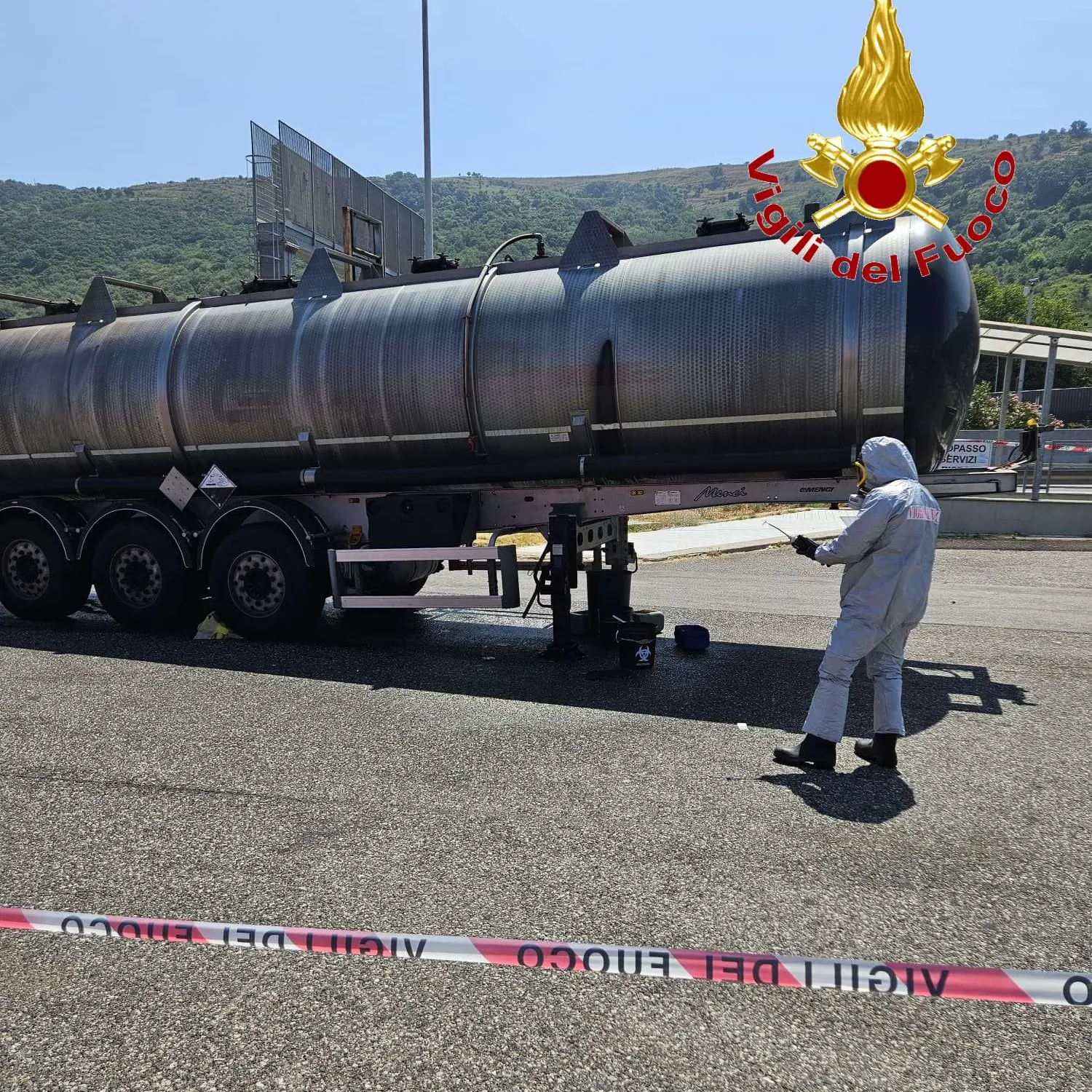 <p>Autocisterna perde acido cloridrico sull'A2: area di sosta di Pizzo Ovest chiusa per la messa in sicurezza</p>