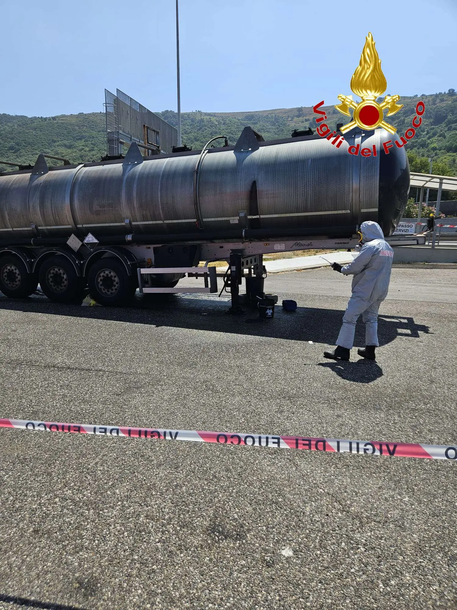 <p>Autocisterna perde acido cloridrico sull'A2: area di sosta di Pizzo Ovest chiusa per la messa in sicurezza</p>