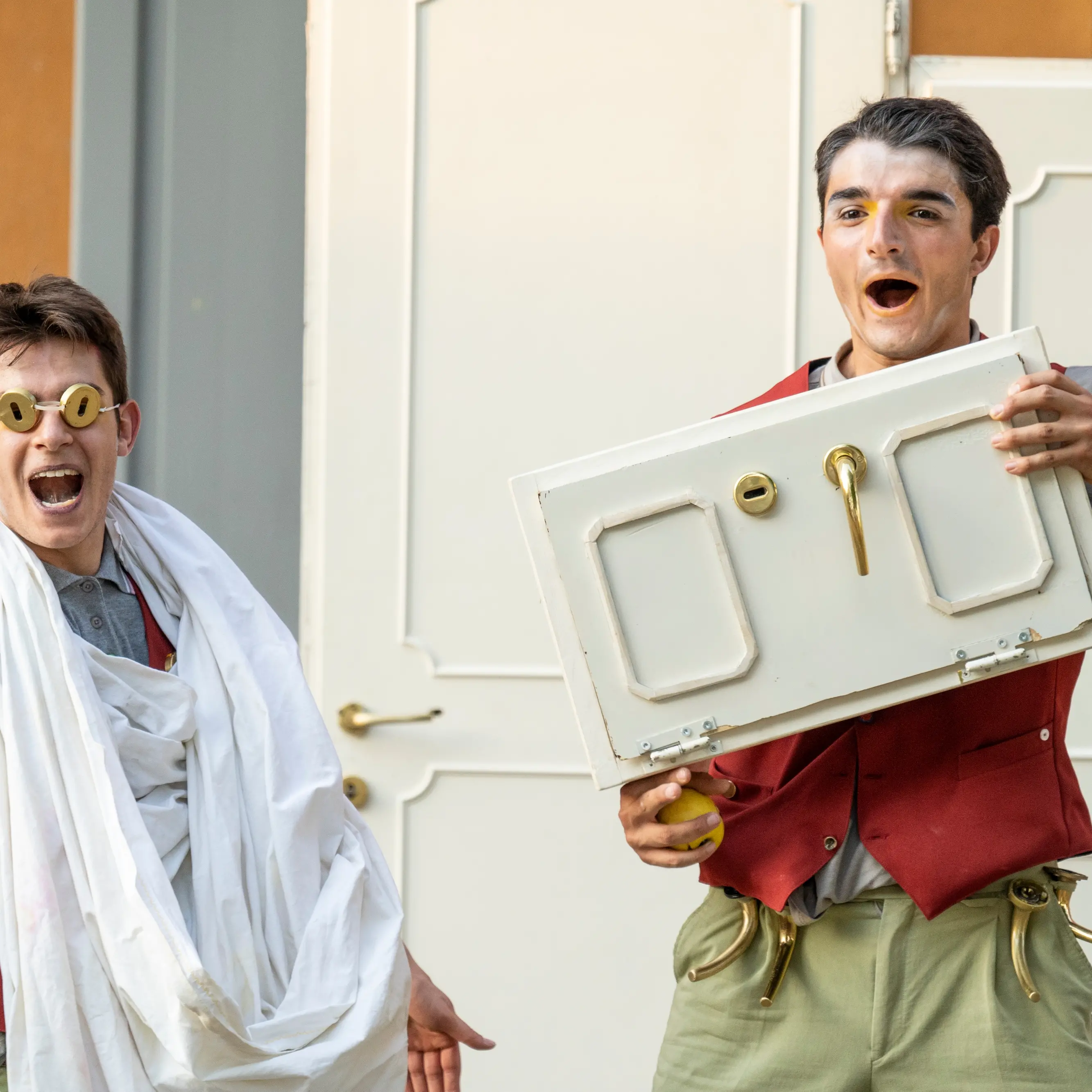 Filadelfia, Cico Fest chiude con “DOORS”: clown, oggetti e immaginazione per l’ultima serata\n