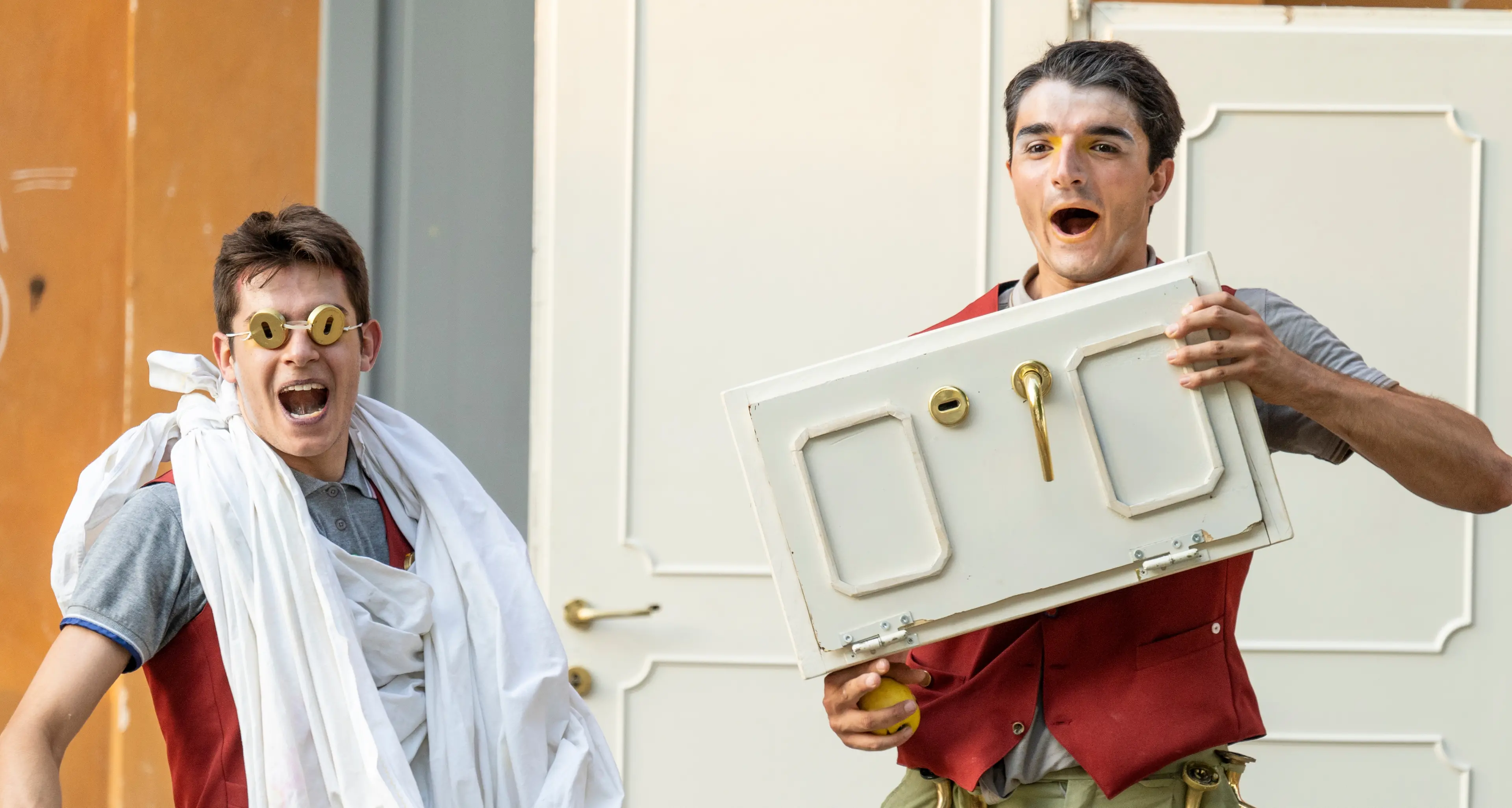 Filadelfia, Cico Fest chiude con “DOORS”: clown, oggetti e immaginazione per l’ultima serata\n