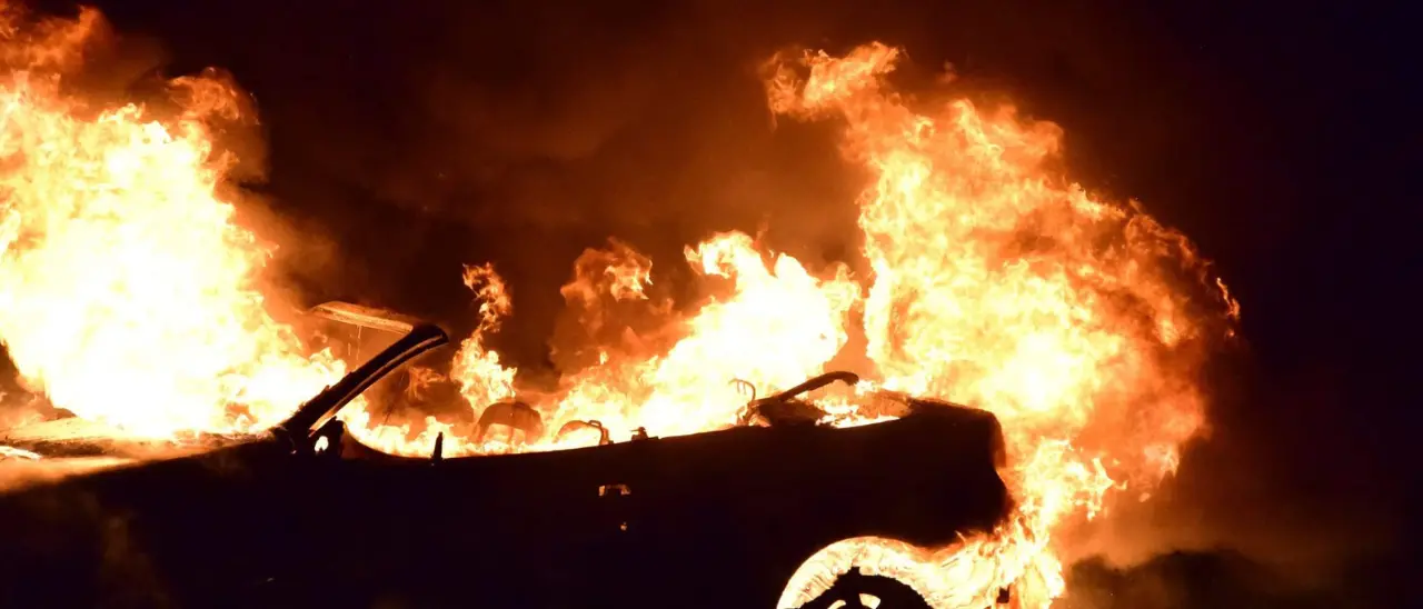 Auto in fiamme a Corigliano Rossano, indagini in corso: prende corpo l’ipotesi del gesto doloso\n