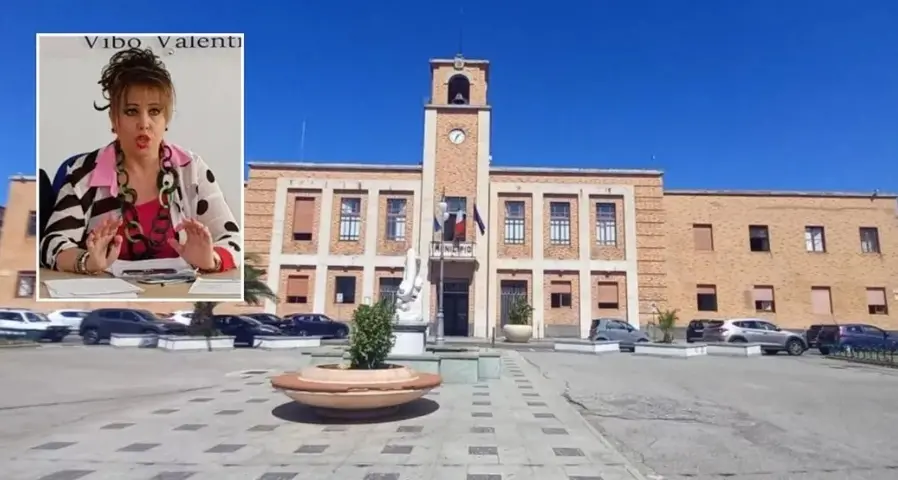 Portierato al Comune di Vibo, Petracca incalza: «Perché affidare all’esterno\u00A0un servizio che già svolgono i dipendenti?»\n