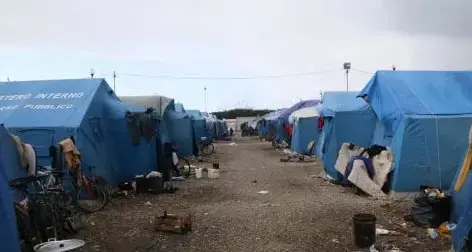 Tendopoli di San Ferdinando, blitz e bonifica dell'area: trovate decine di armi bianche\n