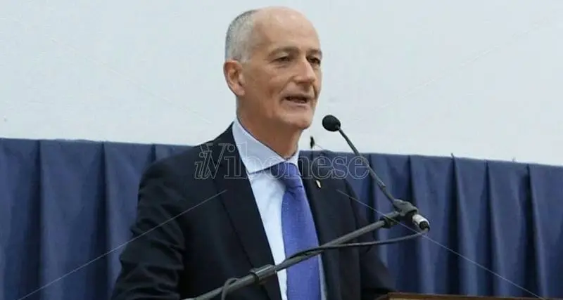 Nicotera, il prefetto Franco Gabrielli presenta il libro “Contro la paura”: il manifesto per una sicurezza democratica\n