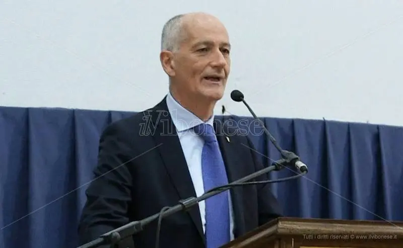 Nicotera, il prefetto Franco Gabrielli presenta il libro “Contro la paura”: il manifesto per una sicurezza democratica\n
