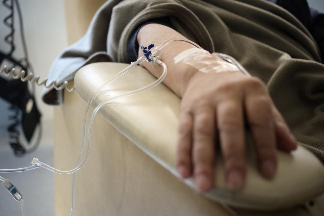 Un gruppo di volontari accompagna pazienti oncologici in giro per la regione, mentre la sanità locale si trova in grave difficoltà