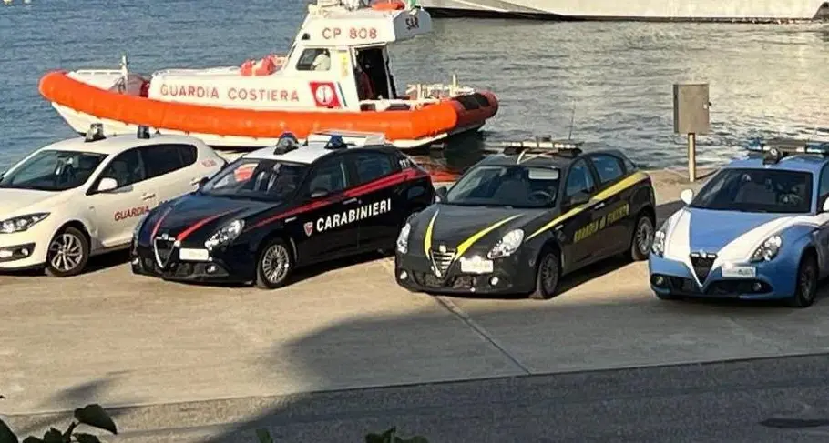 Controlli sulla Costa degli Dei, scoperti due lavoratori in nero e sequestrati 30 chili di alimenti: multe anche in mare\n