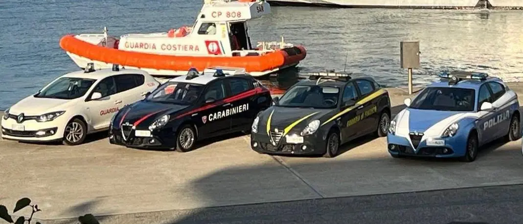 Controlli sulla Costa degli Dei, scoperti due lavoratori in nero e sequestrati 30 chili di alimenti: multe anche in mare\n