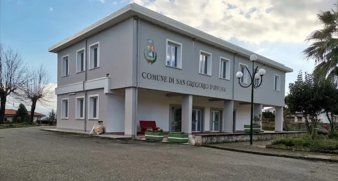 San Gregorio, in Consiglio comunale volano urla e insulti. L’amministrazione: «Dissenso legittimo ma serve rispetto»\n
