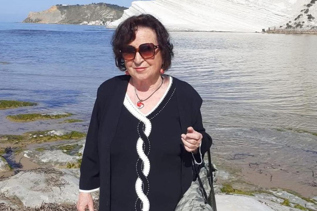 Comunità di Strongoli si stringe attorno alla famiglia di Angelina Brasacchio, figura straordinaria e apprezzata per i suoi contributi nella scuola, cultura e sindacato