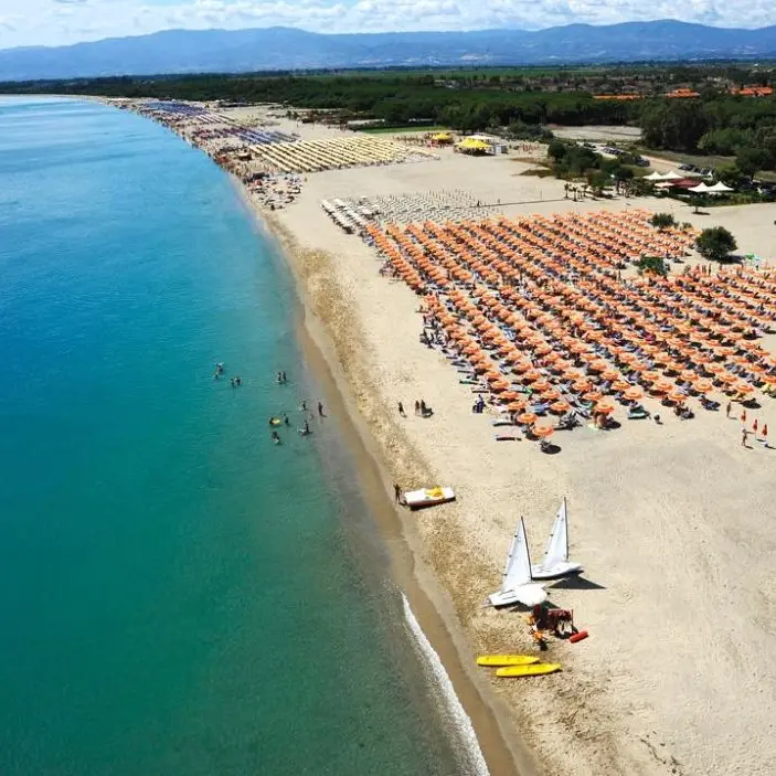 Malore in mare ai Laghi di Sibari, donna salvata dai bagnanti: provvidenziale l'intervento dei soccorsi