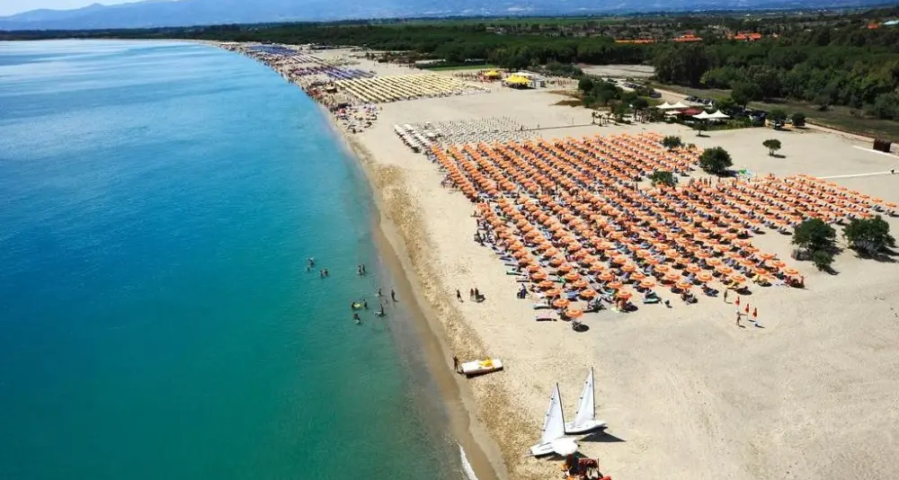 Malore in mare ai Laghi di Sibari, donna salvata dai bagnanti: provvidenziale l'intervento dei soccorsi
