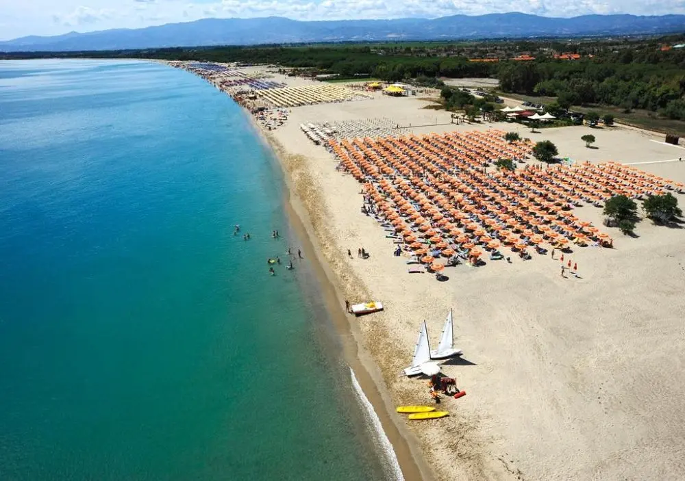 Malore in mare ai Laghi di Sibari, donna salvata dai bagnanti: provvidenziale l'intervento dei soccorsi