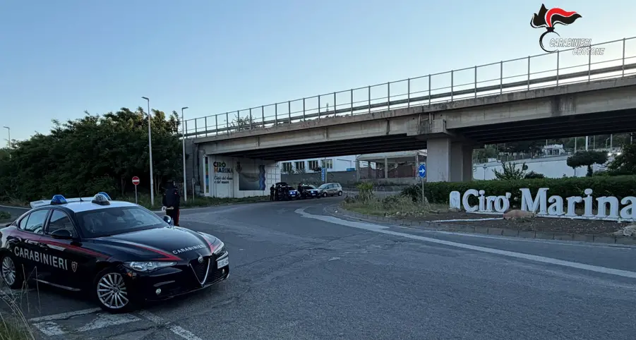 <p>Cirò Marina, non si ferma all’alt e <span style=\"color:hsl(0, 75%, 60%);\">tenta di speronare i carabinieri </span>dopo un inseguimento sulla 106: arrestato</p>