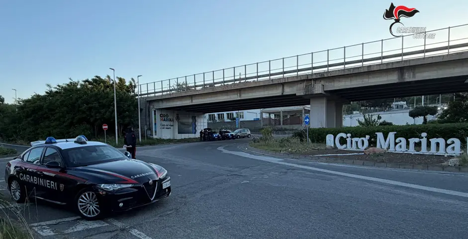 Cirò Marina, non si ferma all’alt e tenta di speronare i carabinieri dopo un inseguimento sulla 106: arrestato\n