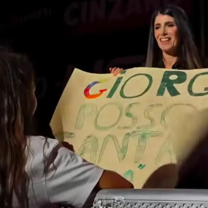 «Posso cantare “La cura per me”?»: Giorgia ferma il concerto a Roccella e realizza il sogno della piccola Francesca\n